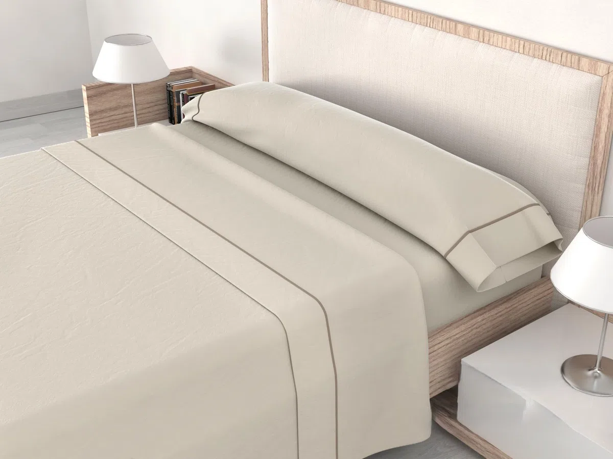 HM'S HOME'SECRET ROOMERS Juego de Sábanas Lisas 3 Piezas 144 Hilos, 50% Algodón / 50% Poliéster, con Vivo y Cenefa, Sábana Bajera Ajustable, para Colchón hasta 200 cm (Beige, Cama 135cm)