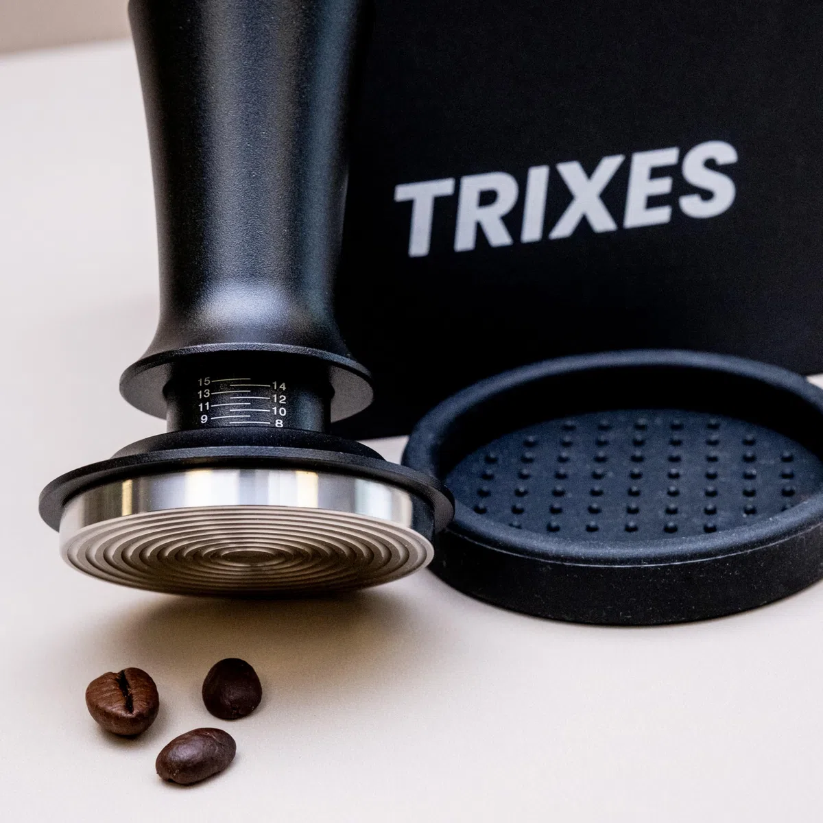 TRIXES Sprung - Prensador de café con alfombrilla – Tamper ajustable para espresso – Negro mate – Accesorio de preparación de café – Barista Essentials – Compatible con portafiltro de 54 mm