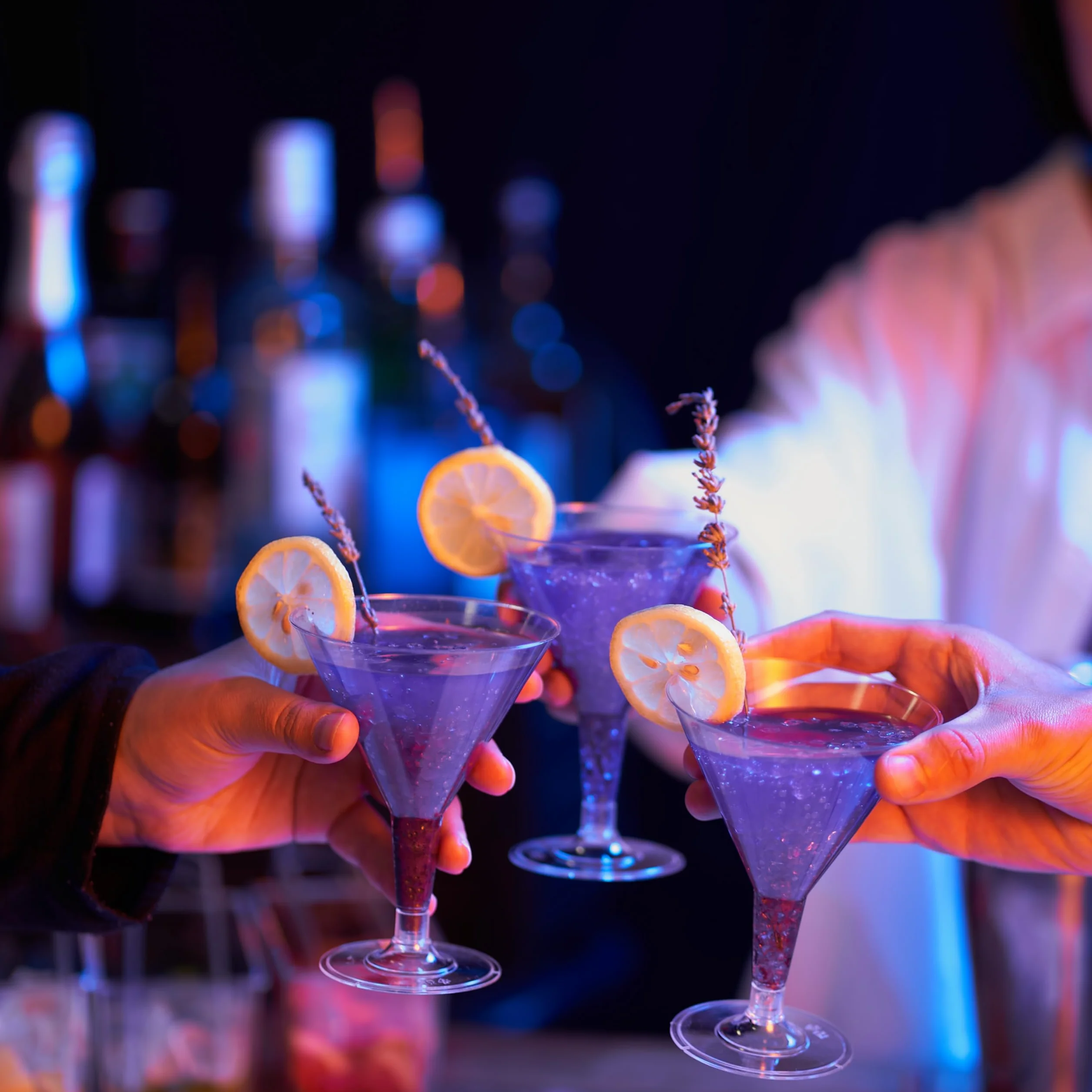 MATANA 48 Copas de Martini de Plástico, Copas de Coctel, 210ml - Vasos de Plástico Reutilizables y Elegantes para Cócteles y Postres - Cumpleaños, Bodas, Fiestas