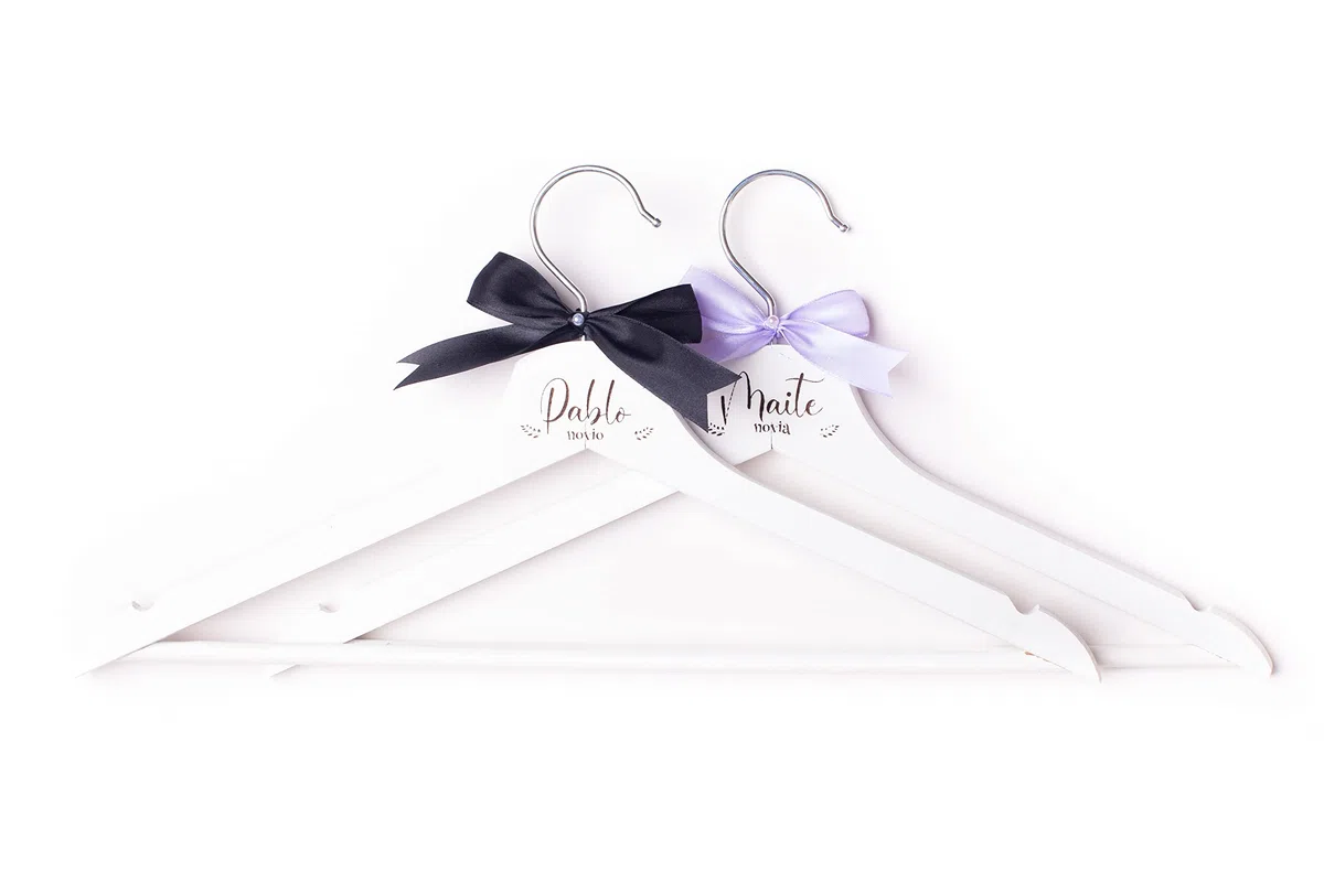Perchas Personalizadas para Novios - Pack 2 Unidades | Perchas de Madera Natural y Blanca | Nombre y Fecha Grabados | Decoración de Boda | Regalo Original para Novios y Aniversario