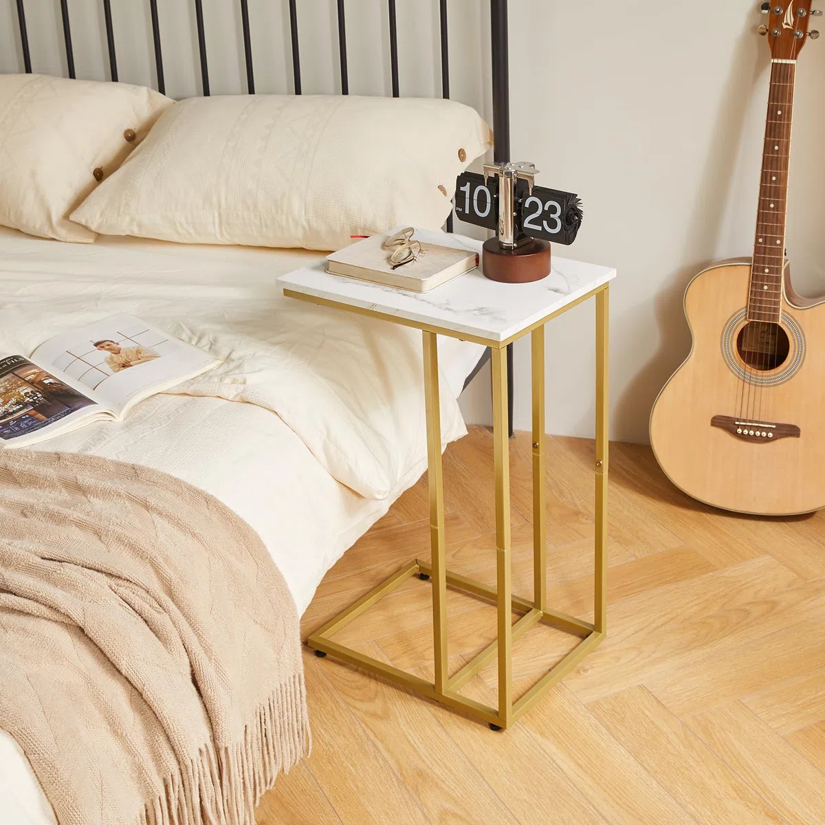Aibiju Mesas auxiliares pequeñas en Forma de C, Mesa Auxiliar pequeña, Soporte de Mesa pequeño para Sala de Estar, Dormitorio, 16 x 12 x 25 Pulgadas,Mesa de Grano de Mármol + Patas Doradas，YD-TM051G