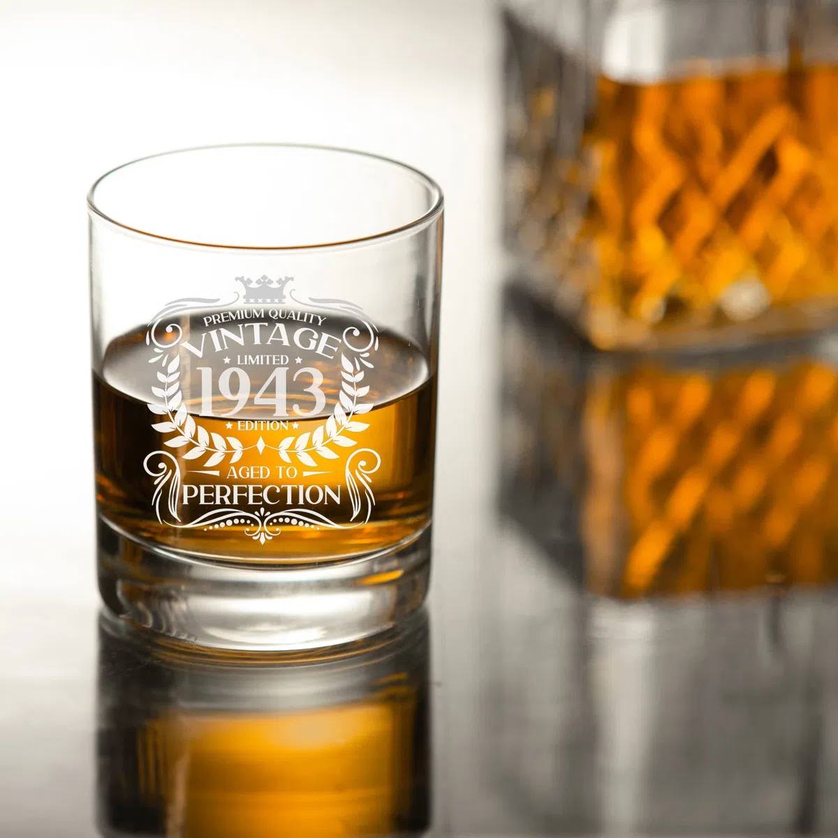 Always Looking Good Vaso de whisky grabado vintage de 1943 con texto en inglés "Aged to Perfection", regalo para 83 años de edad, para whisky, bourbon, escocés, Lowball