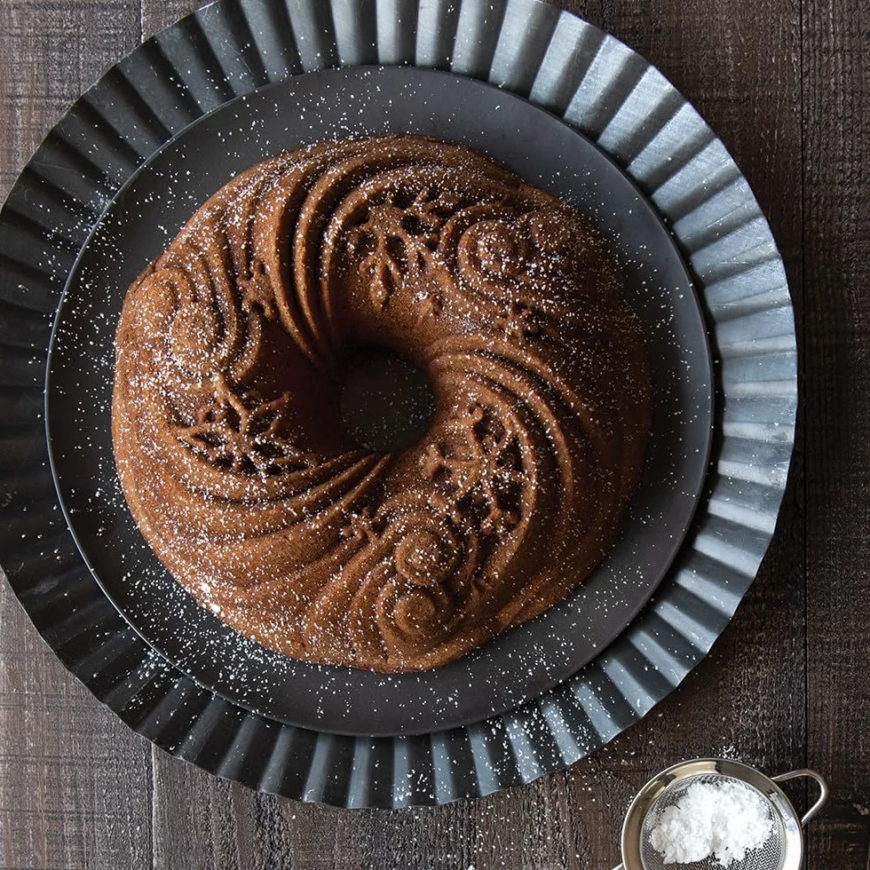 Nordic Ware Let It Snow Bundt - Molde antiadherente de aluminio, color plateado, (93648), capacidad para 10 tazas