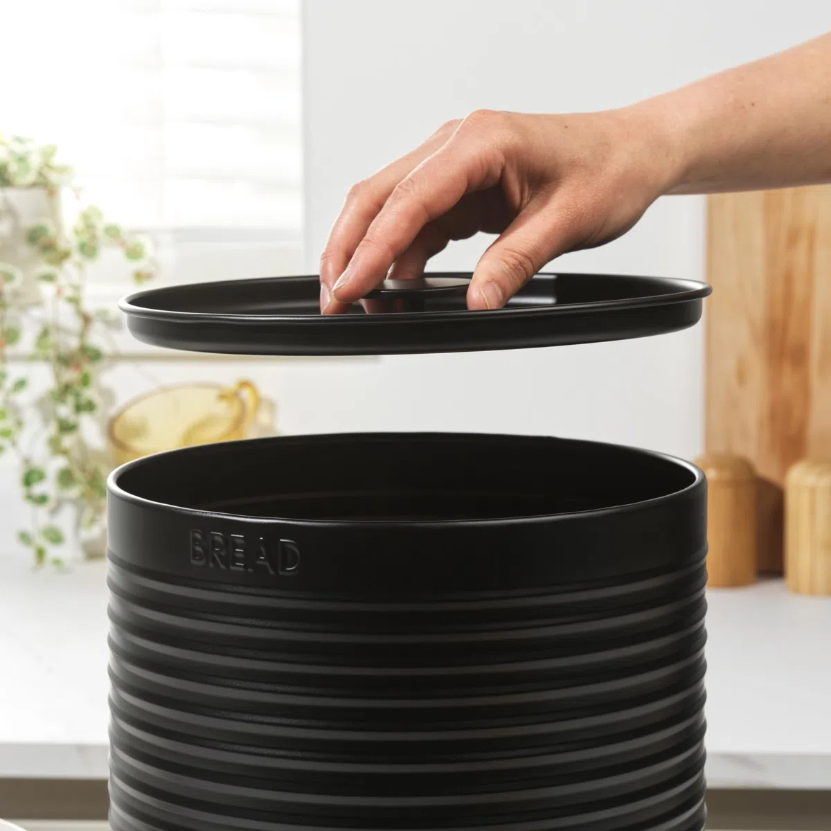 Russell Hobbs RH03269EU7 Ribbed Panera - Caja de pan de metal, Recipiente de cocina grande, Almacenamiento en la encimera, Acero duradero con recubrimiento en polvo, Fácil de limpiar, Negro