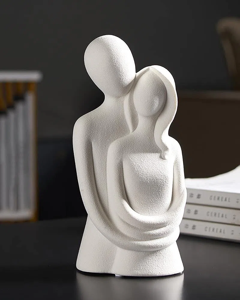 HYFAN Estatua de amor abrazando pareja decoración de cerámica romántico adorno figura regalo escultura significativa para dormitorio, hogar, oficina, estante decoración de escritorio (blanco)