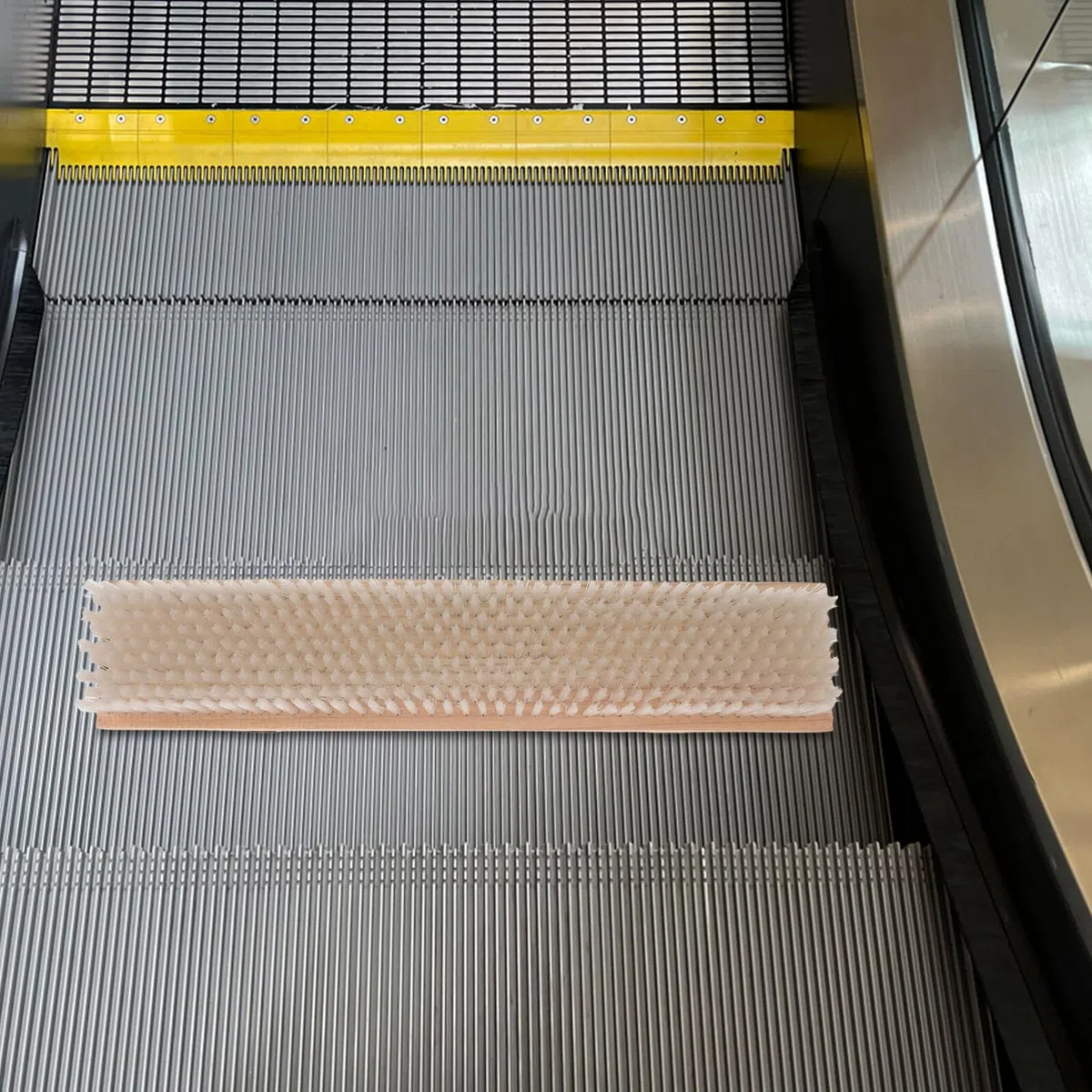 Cepillo de Limpieza Duro para Ranuras y Suelos, Automático para Escaleras Mecánicas, Tamaño Estándar 48 Cm X 10 Cm, Herramienta Versátil para Supermercados y Oficinas