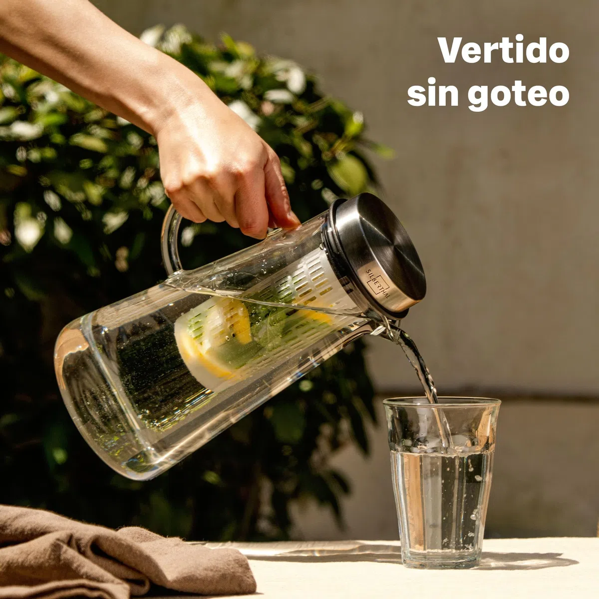 SILBERTHAL Jarra 2 litros cristal y acero inoxidable - Jarra sangria - Trasparente con asa y tapa