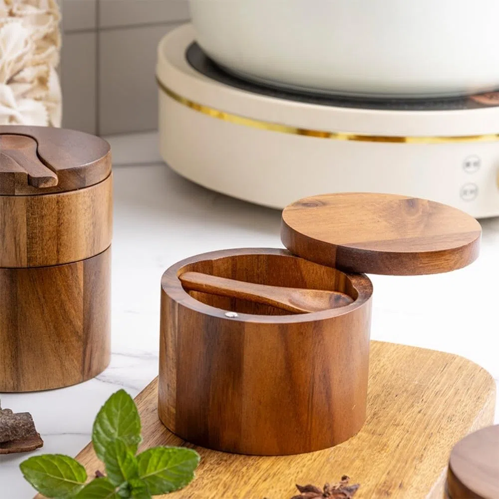 1 salero de madera de acacia con tapa magnética y ranura para cuchara, ideal para guardar especias en la cocina.