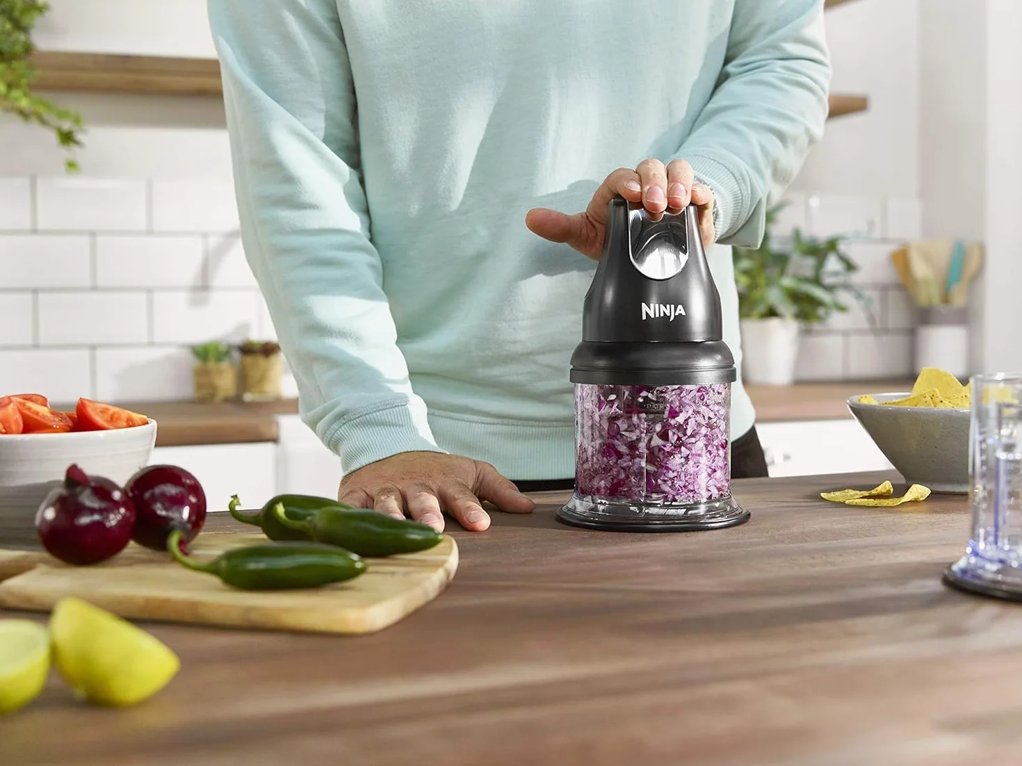 Ninja Express Chop Mini picadora de hierbas y verduras, pica y tritura para hacer salsas, purés y sopas; negra NJ1002EUBK