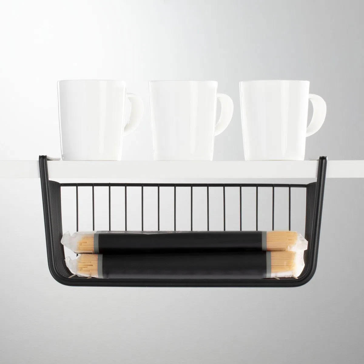 mDesign - Cesta colgante de metal (juego de 2) - Caja de almacenamiento grande para cocina y despensa - cesta de malla de alambre resistente para alimentos y utensilios de cocina - negro