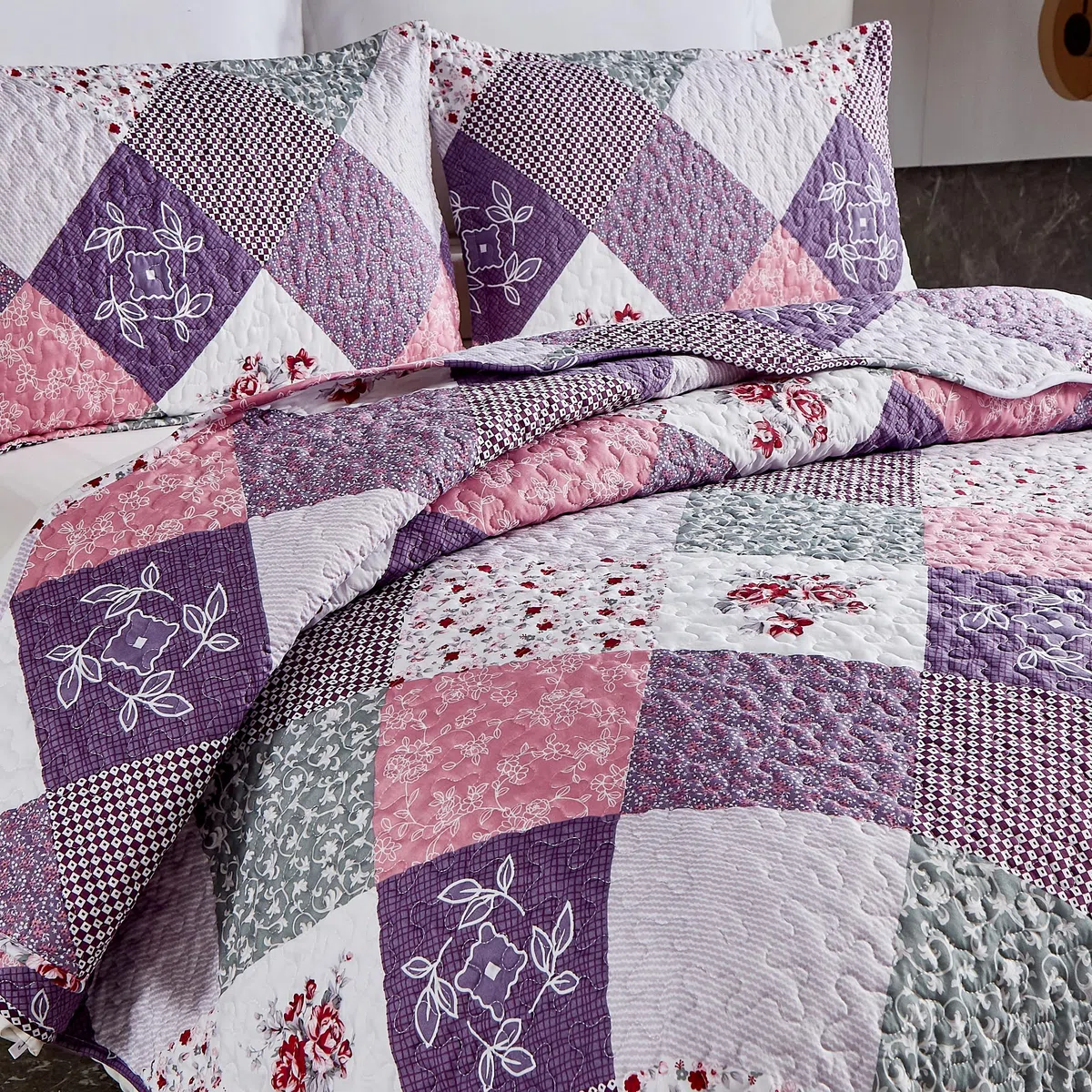 WONGS BEDDING Colcha 240 x 260 cm Manta de Cama de Patchwork Colchas Acolchadas Patrón Floral Edredón de Microfibra Colcha a Cuadros con 2 Fundas de Almohada 50 x 75 cm (Rosa Morado)
