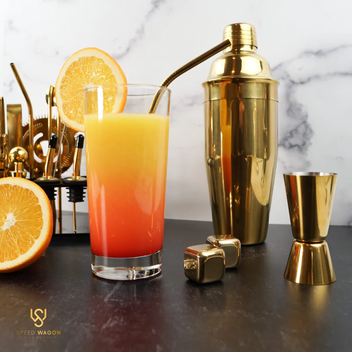 Mixology - Kit de coctelera Dorada de 24 Piezas con Soporte, Accesorios Esenciales para el hogar, coctelera de Martini, medidor, mortero, Cubos de enfriamiento y más