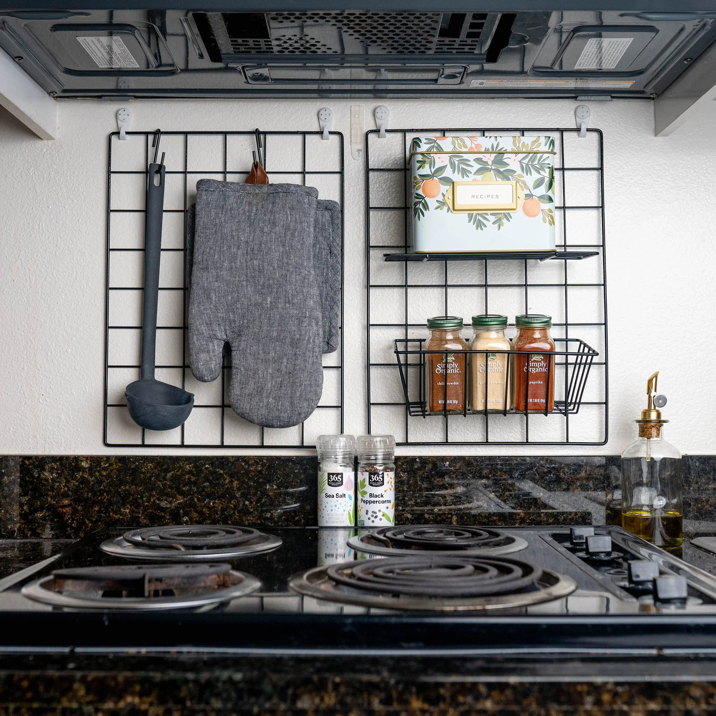 ODOXIA Juego de 2 Paneles de Rejilla Decoracion Pared con Accesorios | Incluye Cestas para Colgar, Ordenador de Cartas, Estante y Percheros | Decoración para Colgar en Casa, Oficina y Cocina