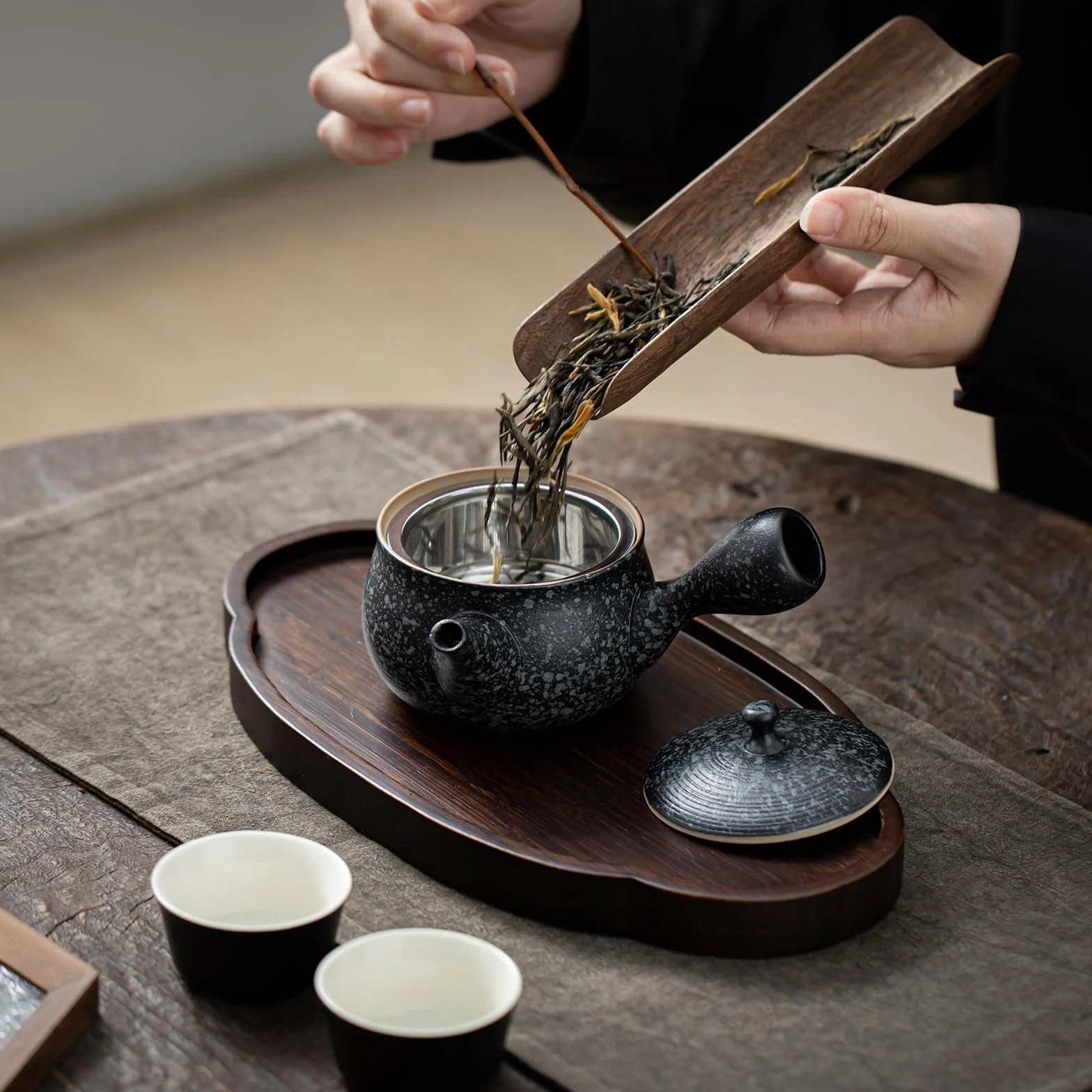 Tetera de cerámica TEANAGOO con infusor | Tetera pequeña de cerámica con asa lateral con infusores para té suelto/Kyusu japonés (8.5 oz) con infusor | Teteras para fiestas té, VP1, Rock Black