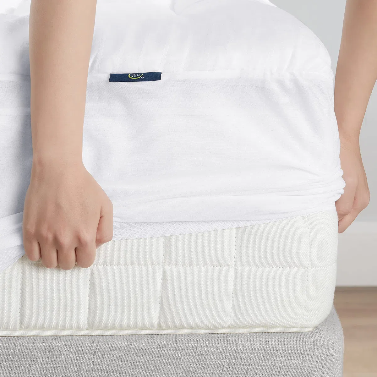 SERTA ComfortSure - Funda de colchón Acolchada elástica Transpirable con Bolsillo Profundo de 18 Pulgadas para Todas Las Estaciones, Color Blanco, tamaño matrimonial