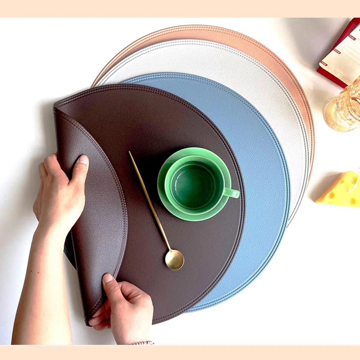 Juego de 6 salvamanteles de mesa de color azul, juego de 6 manteles individuales, XXL, 38 cm, borde prensado, en piel de PVC, para cocina, restaurante, mesa de comedor