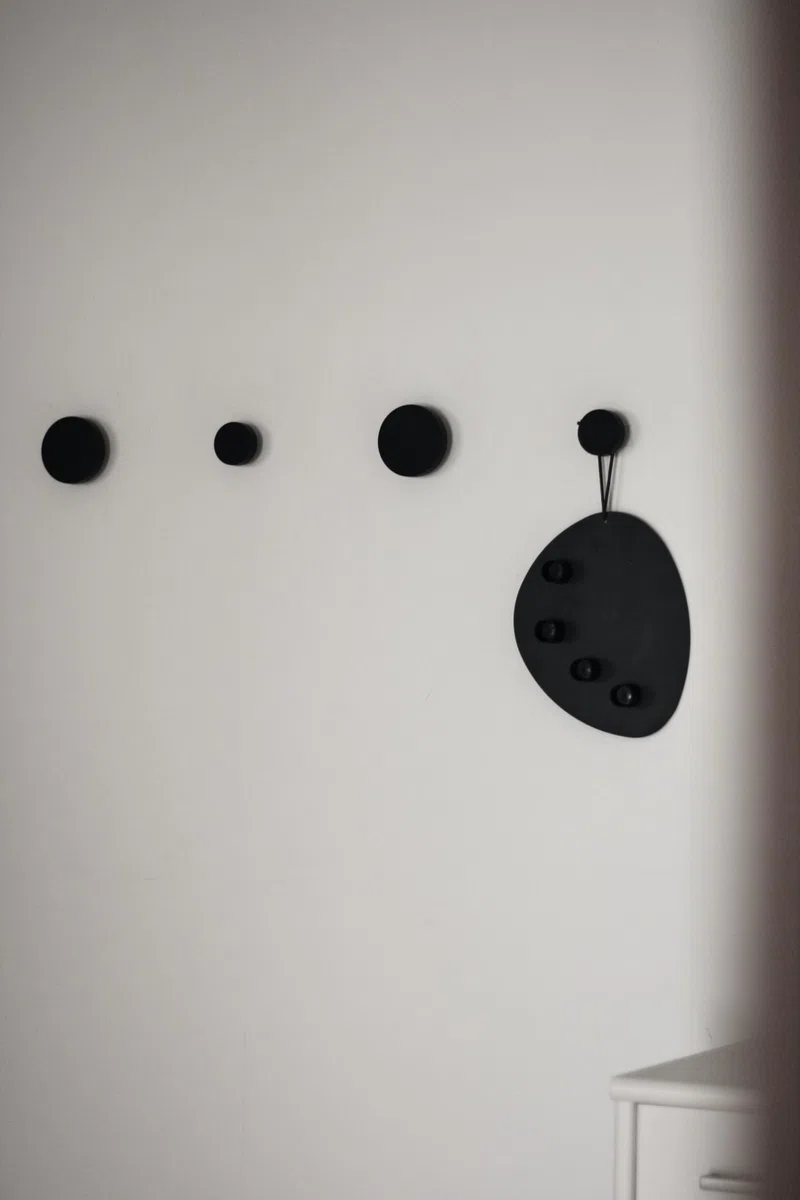 Orano Perchero de Pared Redondo Ganchos de Madera Diseño Moderno para Abrigos Chaquetas Bolsos Toallas Bufandas Colgador para Entrada Juego 4 (Negro)