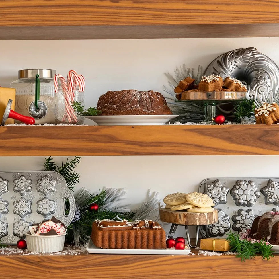 Nordic Ware Let It Snow Bundt - Molde antiadherente de aluminio, color plateado, (93648), capacidad para 10 tazas