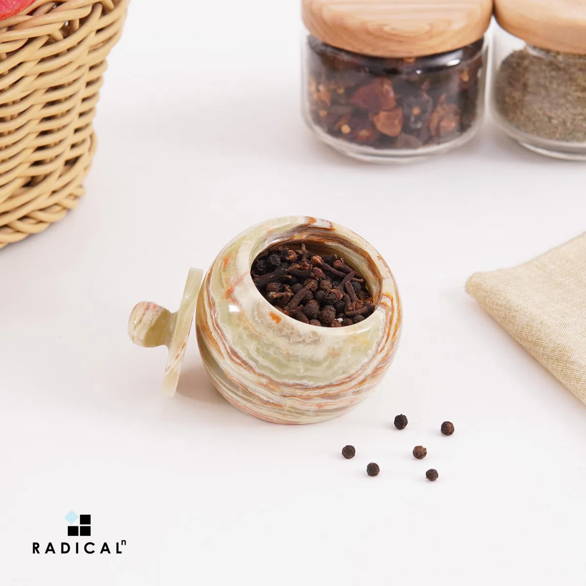Radicaln Caramelo de sal de mármol con forma de manzana y cuchara de 7,6 cm, ónix verde, hecho a mano, recipiente para sal de cocina, moderno salero con tapa, caja de sal con tapa y tarro de especias