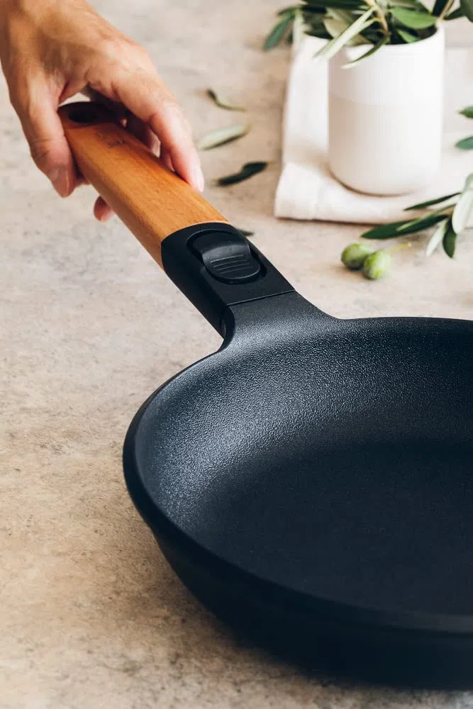 BRA Market Sartén 20 cm, aluminio fundido, mango desmontable madera natural, antiadherente tricapa sin PFOA, apta para todo tipo de cocinas incluido inducción