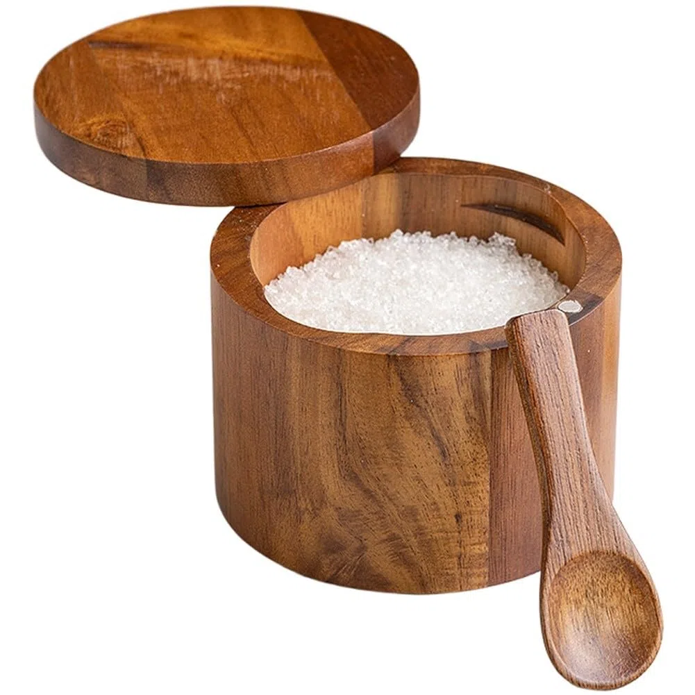 1 salero de madera de acacia con tapa magnética y ranura para cuchara, ideal para guardar especias en la cocina.