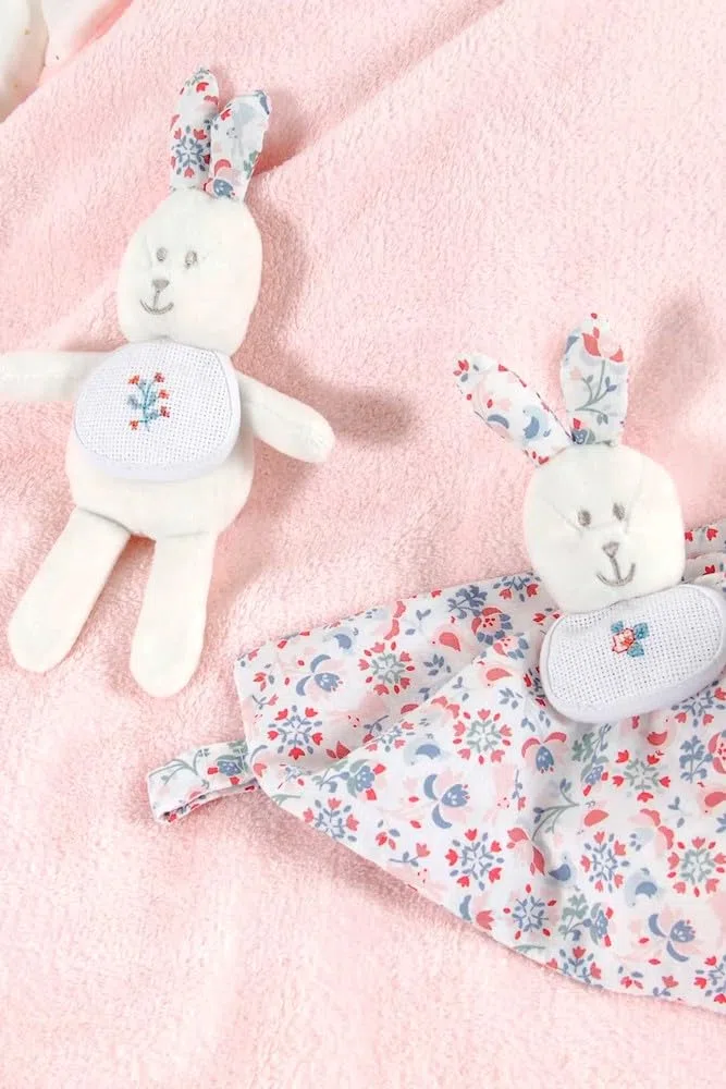 DMC - Peluche conejo Folk - Punto de cruz, tela Aida 7pts/cm | Para personalizar: nombre, motivos, fecha de nacimiento - Idea de regalo de nacimiento de niña/niño única y personal