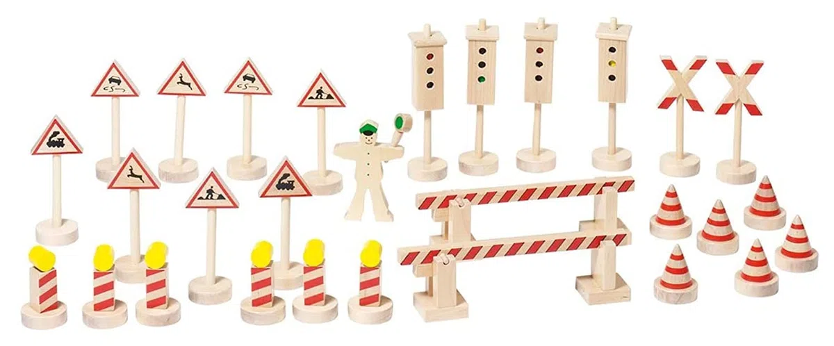 Goki Toys Pure WM380 - Señales de tráfico de Juguete (29 Piezas, Altura Entre 4,5 y 12,5 cm)