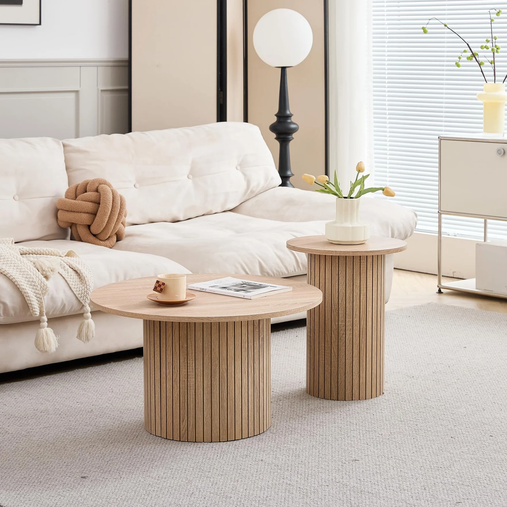 Juego de 2 Mesas de Centro Redondas de Madera, Mesa Auxiliar Moderna con Base de Columna Romana para Sala de Estar, Balcón y Dormitorio （Veta de Madera Natural）