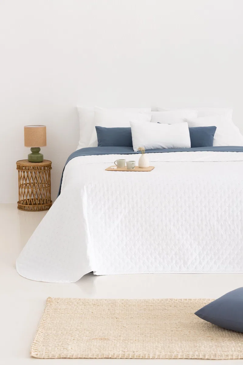 Todocama – Colcha boutí Fina con diseño Estrella, para Primavera, Verano, otoño e Invierno. 100% Microfibra Extra Suave. Cubre Cama Multiusos. Cama 140/150/160-250x260cm Blanco