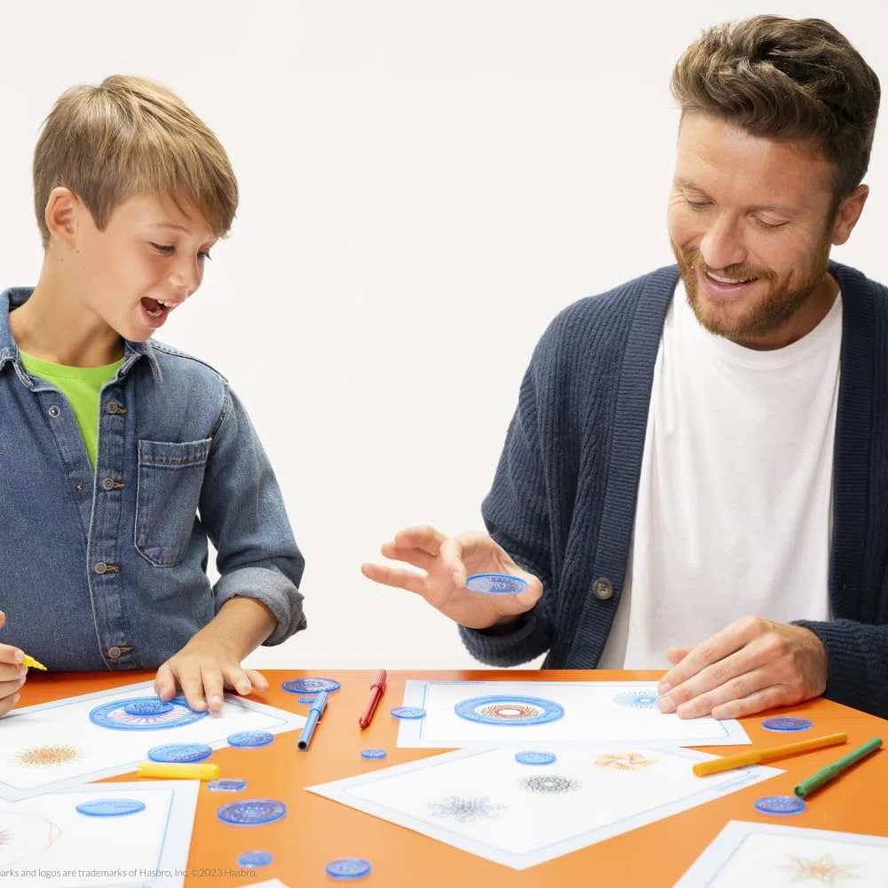 Spirograph Juego original | Crea increíbles diseños infinitos | Juego de 30 piezas que incluye piezas de precisión, bolígrafos y espiromasilla | Actividad creativa de artes y manualidades | para