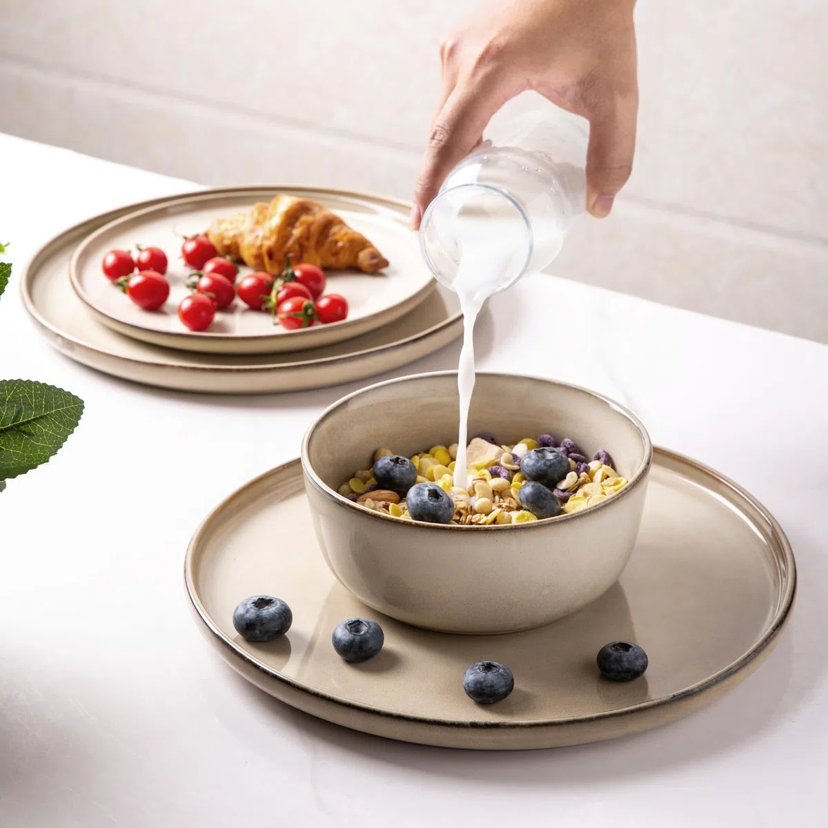 GBHOME Juego de vajilla para 6, 18 piezas de platos y cuencos de cerámica | Juego de platos de cerámica resistentes a los arañazos, aptos para lavavajillas y microondas, esmalte reactivo, capuchino