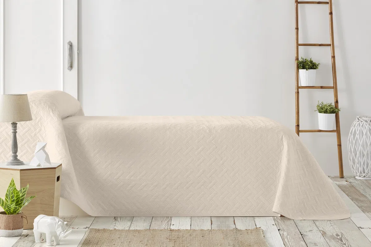 Degrees Home Liso – Colcha Boutí Fina para Todas Las Estaciones – Cubre Cama Multiusos Diseño Unicolor Suave, Lavable y Ligero 100% Microfibra (230x260) – Ideal para Camas 90/105/135/150/180