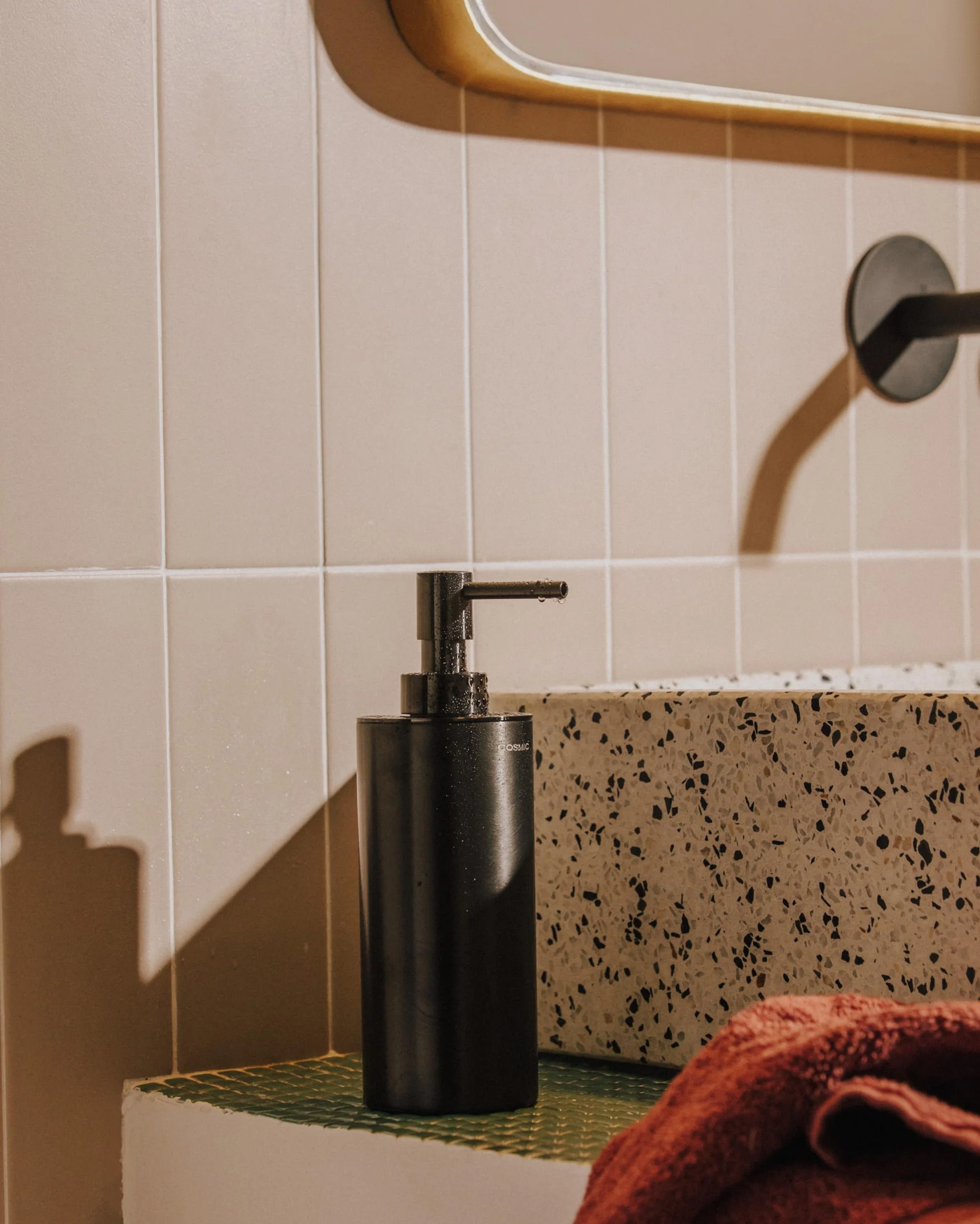 COSMIC Architect SP Dispensador de Jabón para Baño de Diseño Elegante y Circular. Dosificador de Encimera para Aseo y Cocina de Metal. Accesorio Recargable de 240 Ml en Color Cobre Cepillado