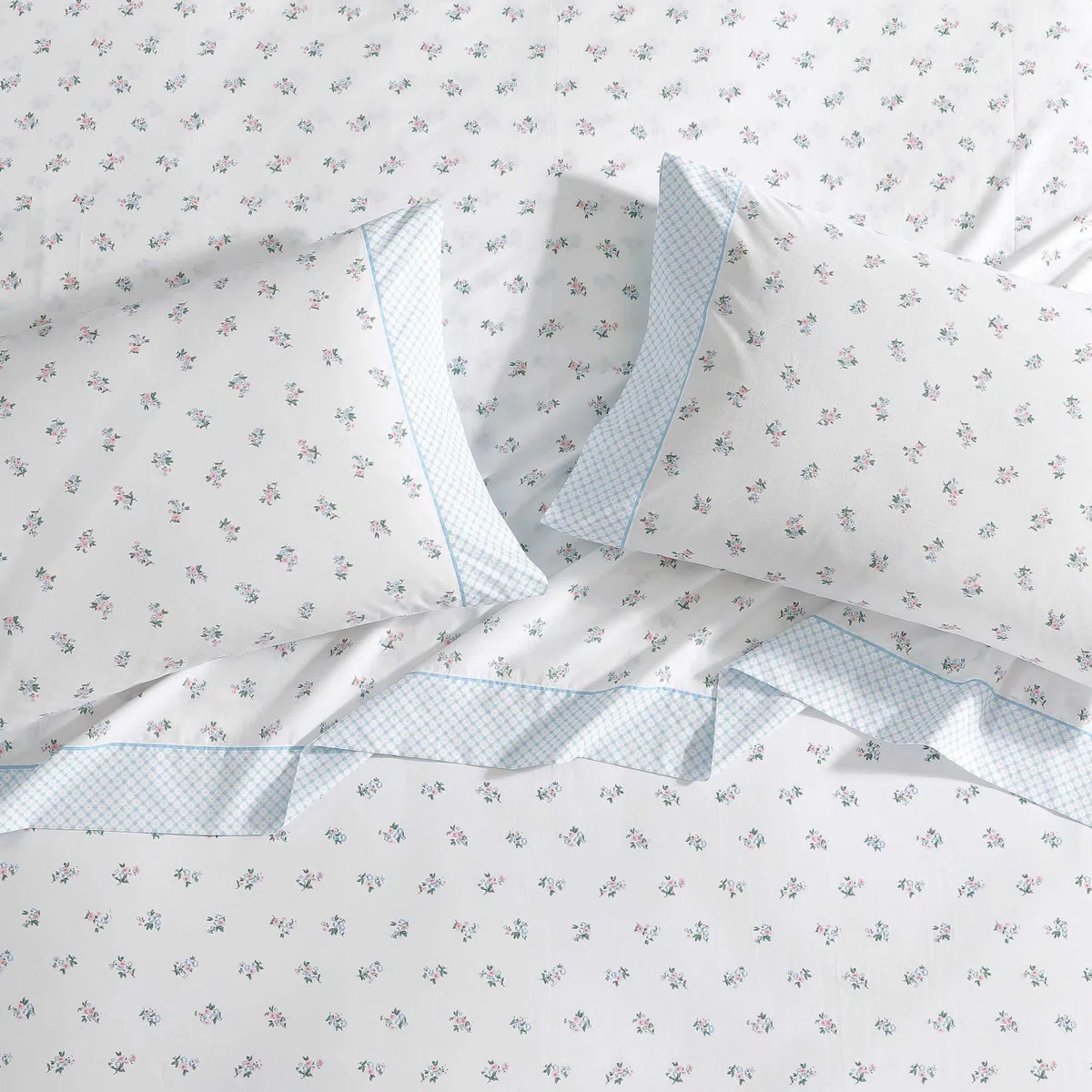 Laura Ashley - Juego de sábanas, Ropa de Cama de algodón percal Transpirable, 200 Hilos, Bolsillo Profundo, decoración Elegante para el hogar (Azul Harperette, Queen)