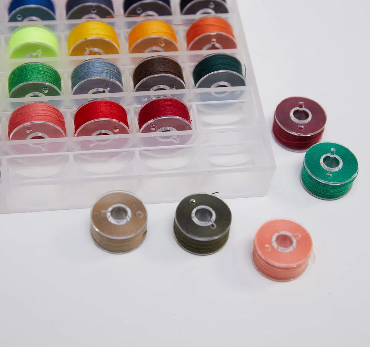 HimaPro 72 bobinas de colores surtidos con estuche de almacenamiento compatibles con Brother, Babylock, Janome y Singer, etc. (SA156), peso 40, viene con cinta métrica suave, agujas surtidas y