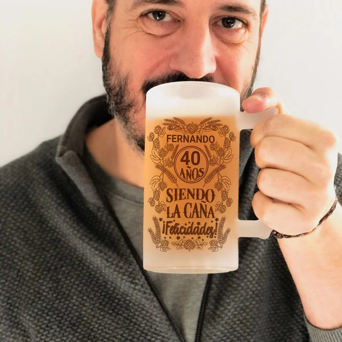 Jarra cerveza personalizada de cristal esmerilado. Regalo original: 40 años siendo la caña ¡Felicidades!...con nombre y año personalizados - cumpleaños