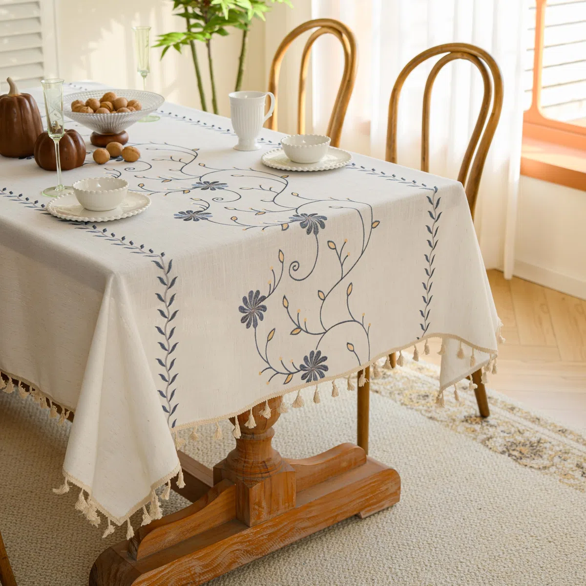 Mantel de Cocina Rectangular, Mantele con Aspecto de Lino, Fundas para Mesa Repelente al Agua, Bordado Tradicional (Crisantemo Azul, 140 x 260 cm)