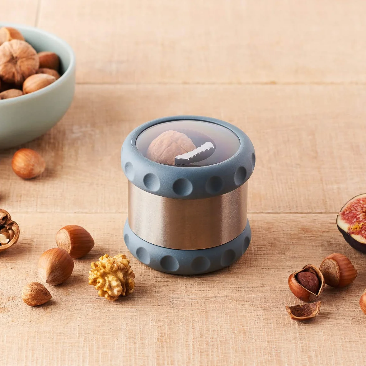 Mastrad Cascanueces – Galletas de todos los tipos de nueces – para romper las nueces graduables sin dispersión – Función de almacenamiento de cáscara de nuez rota