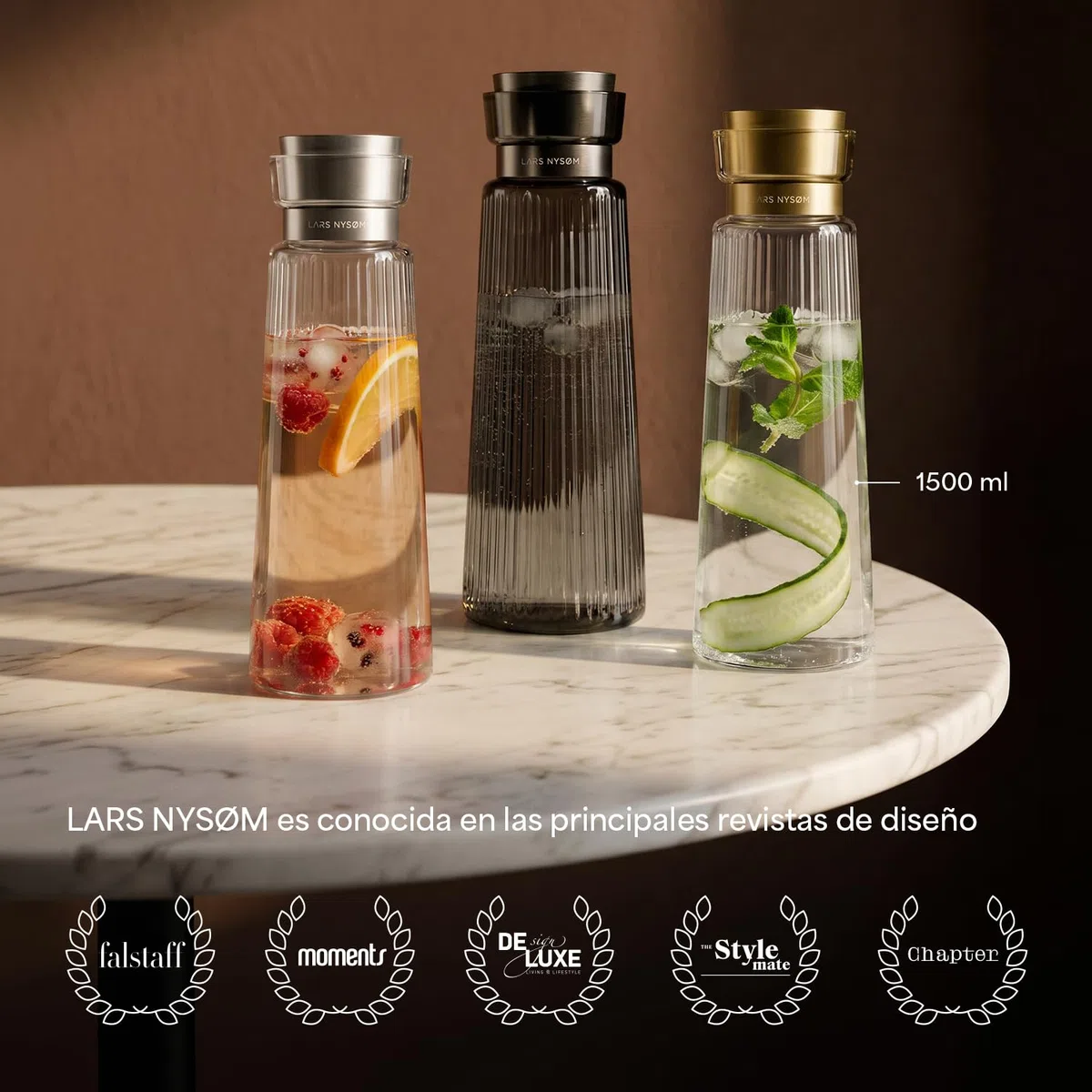 LARS NYSØM Jarra de Agua 1l con Tapa de Acero Inoxidable y Filtro Integrado | Elegante Garrafa de Cristal para Zumo, Té, Limonada | Jarra para Uso Diario y los Invitados (Graphite/Gold, 1000ml)