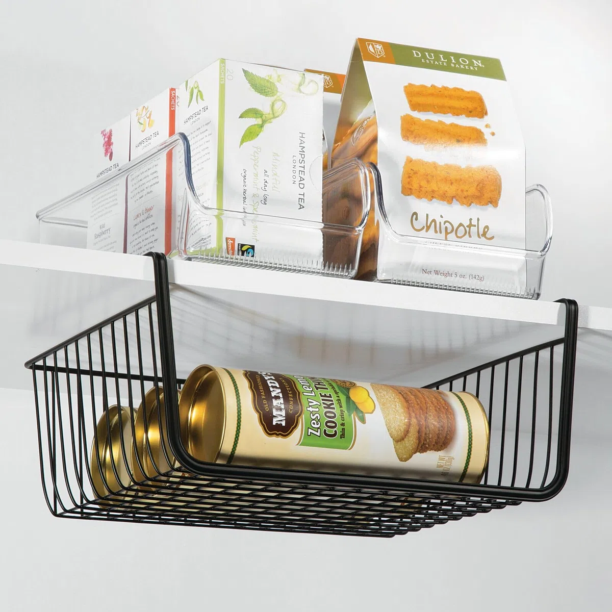mDesign - Cesta colgante de metal (juego de 2) - Caja de almacenamiento grande para cocina y despensa - cesta de malla de alambre resistente para alimentos y utensilios de cocina - negro