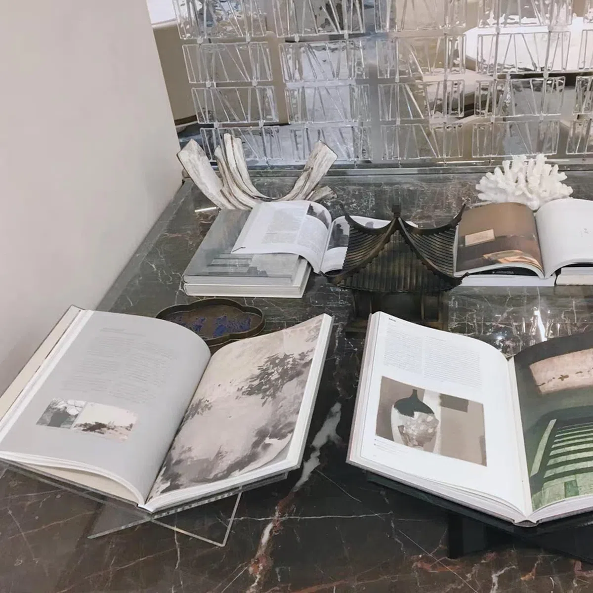 Atril de acrílico para libros, revistas, revistas, soporte para libros de cocina, soporte transparente para escritorio, forma de X, soporte para exhibición de libros abiertos y cerrados, imagen de