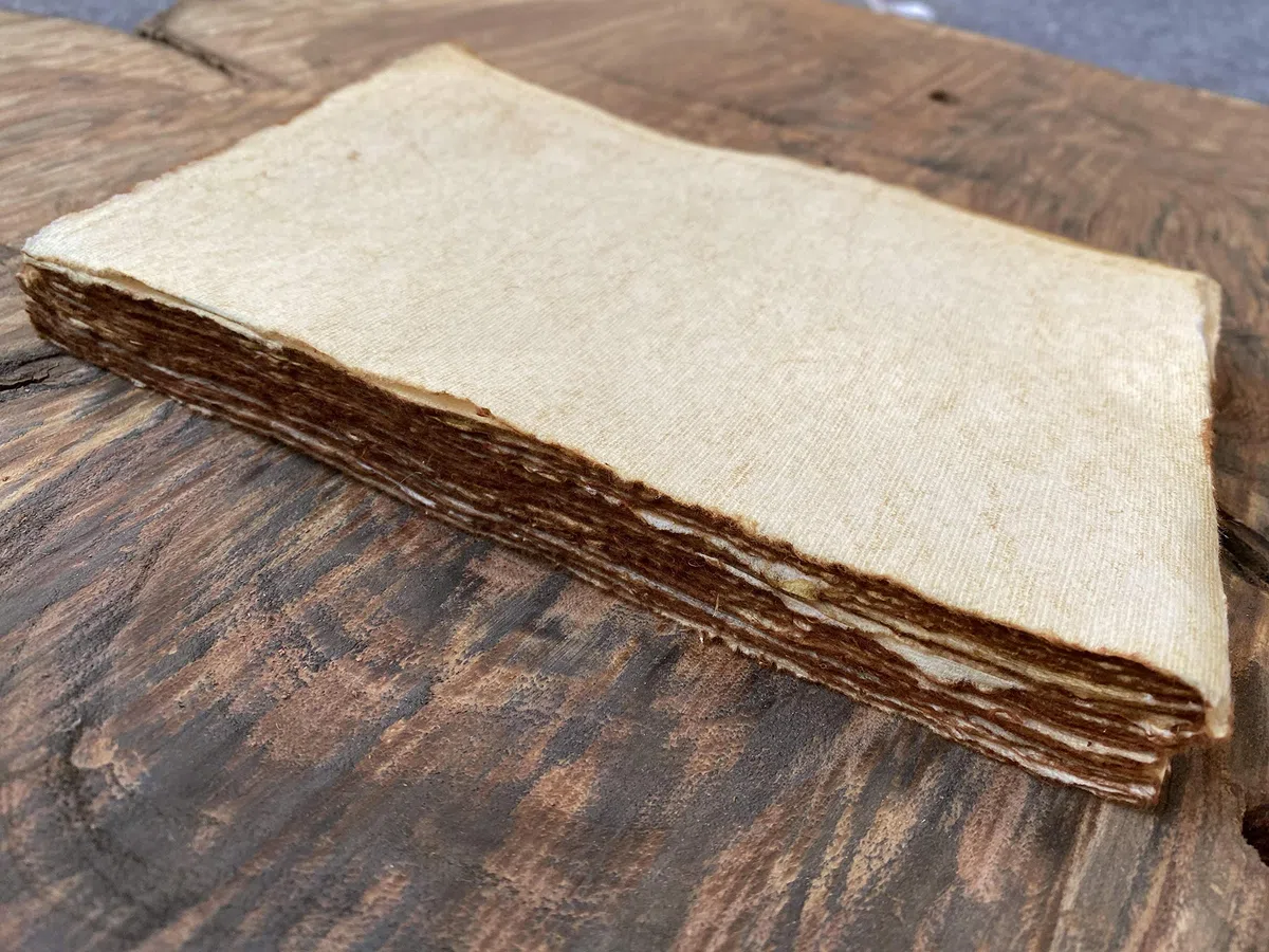 Wanderings Papel Blanco Hecho a Mano con Borde Irregular Antiguo 21x30 cm - A4, 50 Hojas de Papel Reciclado para Acuarela y Técnicas Mixtas para Escritores, Invitaciones, Manualidades - Grueso 150 GSM