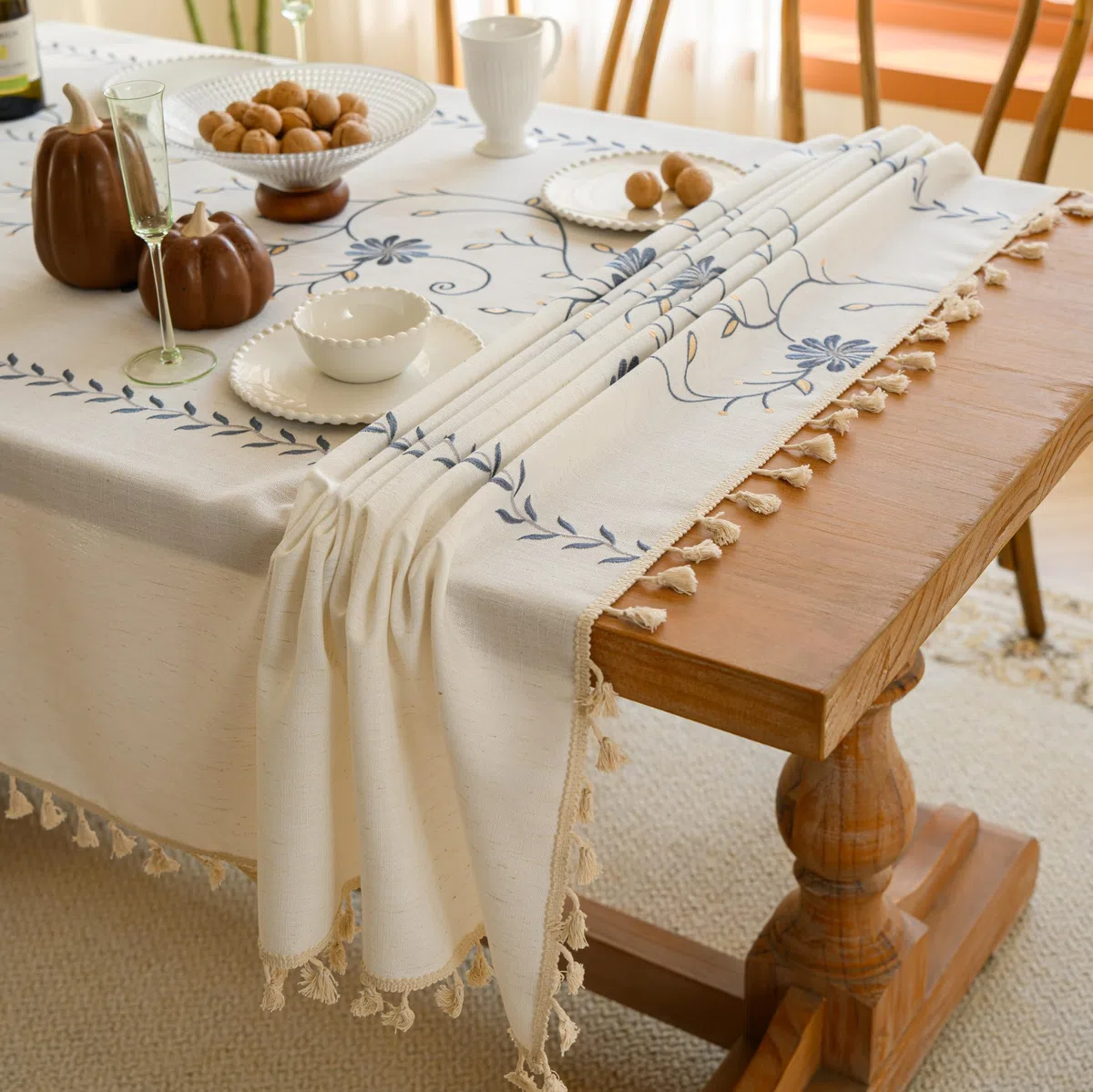 Mantel de Cocina Rectangular, Mantele con Aspecto de Lino, Fundas para Mesa Repelente al Agua, Bordado Tradicional (Crisantemo Azul, 140 x 260 cm)
