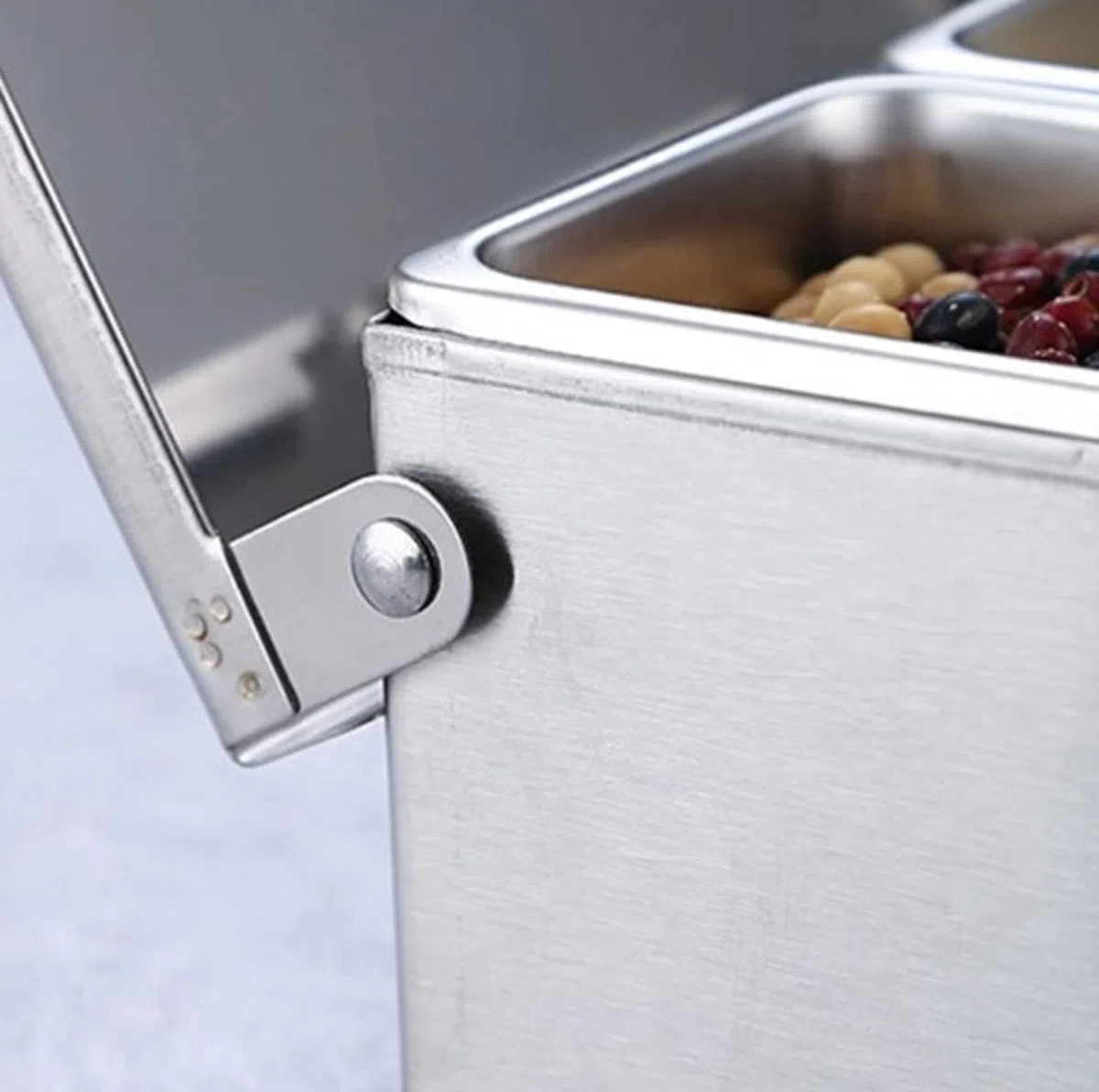 TrueCraftware Barra de condimentos de acero inoxidable de 6 compartimentos (parte inferior abierta) - Dispensador de condimentos para servir bandeja de guarnición para el trabajo en casa o restaurante