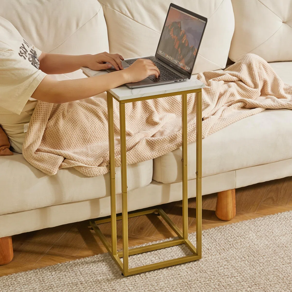 Aibiju Mesas auxiliares pequeñas en Forma de C, Mesa Auxiliar pequeña, Soporte de Mesa pequeño para Sala de Estar, Dormitorio, 16 x 12 x 25 Pulgadas,Mesa de Grano de Mármol + Patas Doradas，YD-TM051G