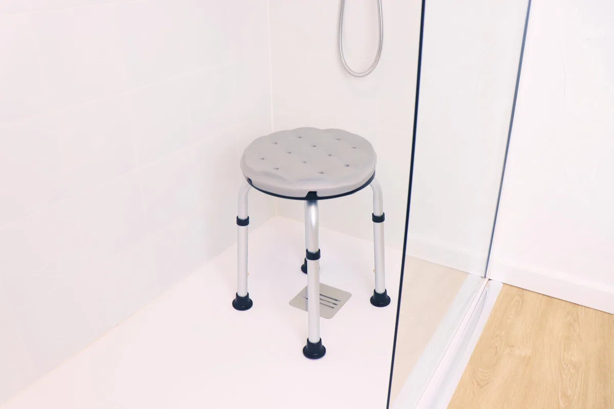 KMINA Taburete Ducha para Mayores con Cojín de Espuma, Banqueta Ducha, Impermeable, Altura Regulable, Montaje Sin Herramientas - Fabricado en España