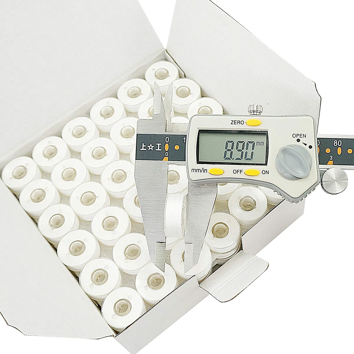 New brothread 144pcs Tipo L Tamaño (SA155) Blanco hilo de la canilla preenrollado Lado de plástico para máquinas de bordar y coser especificadas - 90wt