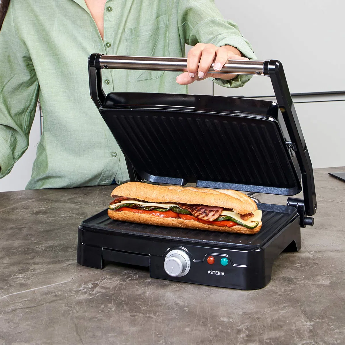 Taurus Asteria - Grill y plancha de asar, 2200W, placas de 28 x 22 cm, parrilla eléctrica con regulador de temperatura, apertura 180º, asa de toque frío, antiadherente libre de PFOA, Negro/Inox