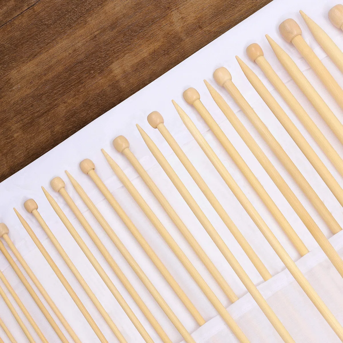 Agujas de Tejer de Bambú – Set de 16 Pares de Agujas para Tejer Rectas de Madera con Estuche de Almacenamiento – Una Punta Tamaños 2 mm a 12 mm – Cada Aguja Mide 34 cm Principiantes y Expertos