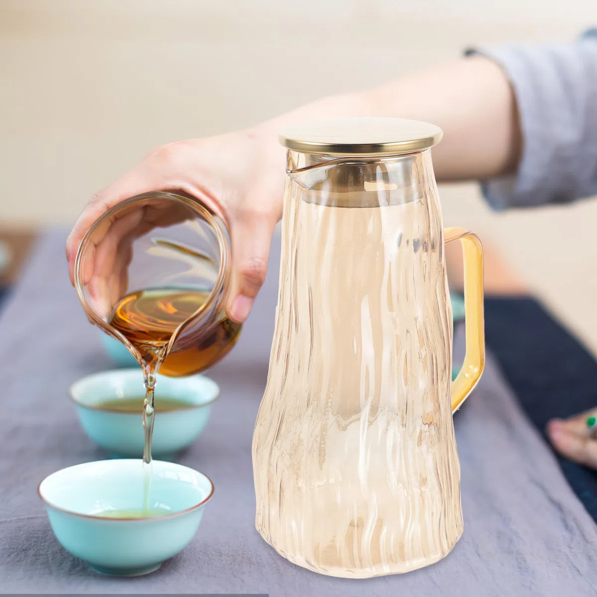 Jarra de Agua de Vidrio Grueso Resistente al Calor y Frío, Jarra para Té Helado Infusor de Frutas, Capacidad Mediana, Color Dorado, Adecuado para Jugos y Bebidas Infusionadas